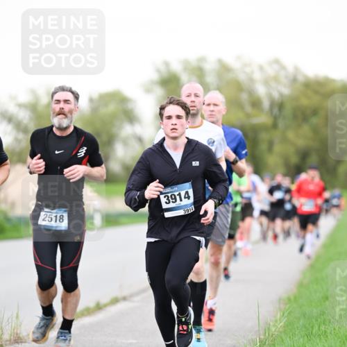 07.04.2024 - 43. Internationalen Wilhelmsburger Insellauf Dr. Thomas Lammeyer http://msf.ph/oto/6039060 07.04.2024 10:30:14 Laufen 2518, 3914, 3914 meine-sportfotos.de