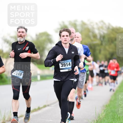 07.04.2024 - 43. Internationalen Wilhelmsburger Insellauf Dr. Thomas Lammeyer http://msf.ph/oto/6039061 07.04.2024 10:30:14 Laufen 2518, 3914, 3914, 4 meine-sportfotos.de