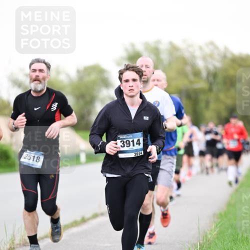 07.04.2024 - 43. Internationalen Wilhelmsburger Insellauf Dr. Thomas Lammeyer http://msf.ph/oto/6039062 07.04.2024 10:30:14 Laufen 2518, 3914, 3914 meine-sportfotos.de