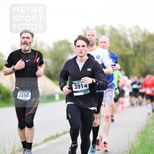 07.04.2024 - 43. Internationalen Wilhelmsburger Insellauf Dr. Thomas Lammeyer http://msf.ph/oto/6039063 07.04.2024 10:30:15 Laufen 2518, 3914, 3914 meine-sportfotos.de