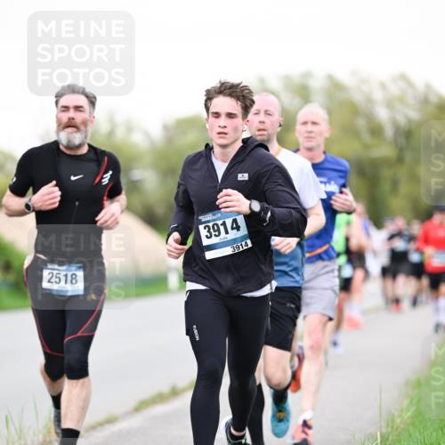 07.04.2024 - 43. Internationalen Wilhelmsburger Insellauf Dr. Thomas Lammeyer http://msf.ph/oto/6039064 07.04.2024 10:30:15 Laufen 2518, 3914, 3914 meine-sportfotos.de