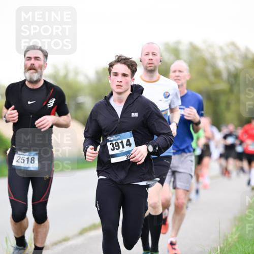 07.04.2024 - 43. Internationalen Wilhelmsburger Insellauf Dr. Thomas Lammeyer http://msf.ph/oto/6039065 07.04.2024 10:30:15 Laufen 2518, 3914, 30 meine-sportfotos.de
