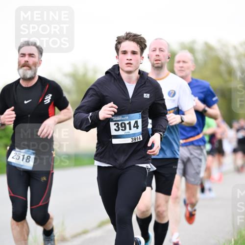 07.04.2024 - 43. Internationalen Wilhelmsburger Insellauf Dr. Thomas Lammeyer http://msf.ph/oto/6039067 07.04.2024 10:30:15 Laufen 2518, 3914, 3914 meine-sportfotos.de
