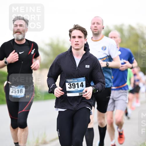07.04.2024 - 43. Internationalen Wilhelmsburger Insellauf Dr. Thomas Lammeyer http://msf.ph/oto/6039068 07.04.2024 10:30:15 Laufen 2518, 3914, 3914 meine-sportfotos.de