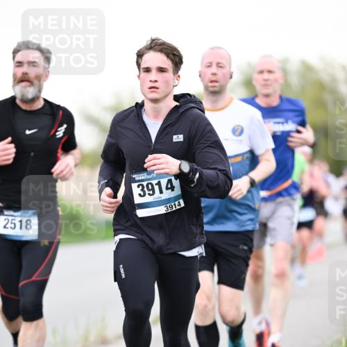 07.04.2024 - 43. Internationalen Wilhelmsburger Insellauf Dr. Thomas Lammeyer http://msf.ph/oto/6039069 07.04.2024 10:30:15 Laufen 2518, 3914, 3914 meine-sportfotos.de
