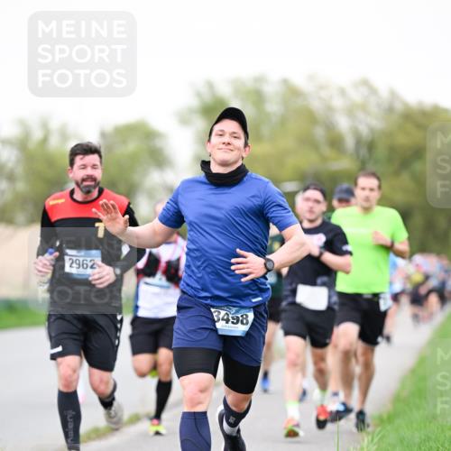 07.04.2024 - 43. Internationalen Wilhelmsburger Insellauf Dr. Thomas Lammeyer http://msf.ph/oto/6039363 07.04.2024 10:31:24 Laufen 2962, 3498 meine-sportfotos.de