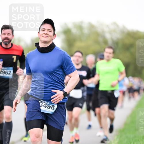 07.04.2024 - 43. Internationalen Wilhelmsburger Insellauf Dr. Thomas Lammeyer http://msf.ph/oto/6039369 07.04.2024 10:31:25 Laufen 2962, 3498 meine-sportfotos.de