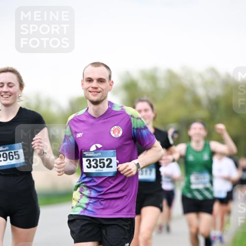 07.04.2024 - 43. Internationalen Wilhelmsburger Insellauf Dr. Thomas Lammeyer http://msf.ph/oto/6039975 07.04.2024 10:33:39 Laufen 2965, 1910, 3352 meine-sportfotos.de