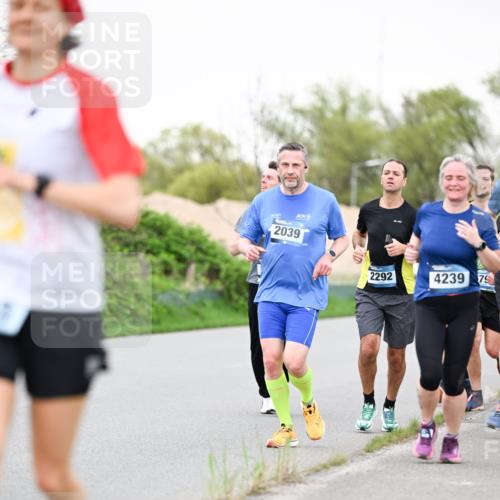 07.04.2024 - 43. Internationalen Wilhelmsburger Insellauf Dr. Thomas Lammeyer http://msf.ph/oto/6040776 07.04.2024 10:36:44 Laufen 2039, 2292, 4239, 79 meine-sportfotos.de