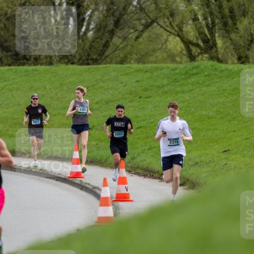 07.04.2024 - 43. Internationalen Wilhelmsburger Insellauf Michael Strokosch http://msf.ph/oto/6040946 07.04.2024 10:20:22 Laufen 4387, 2841, 4392, 2097, 2315 meine-sportfotos.de