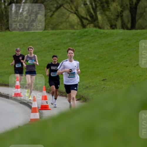 07.04.2024 - 43. Internationalen Wilhelmsburger Insellauf Michael Strokosch http://msf.ph/oto/6040959 07.04.2024 10:20:25 Laufen 4392, 2641, 2097, 2315 meine-sportfotos.de