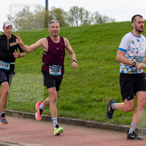 07.04.2024 - 43. Internationalen Wilhelmsburger Insellauf Michael Strokosch http://msf.ph/oto/6041126 07.04.2024 10:22:22 Laufen 3938, 3928, 2508 meine-sportfotos.de