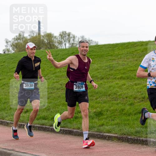 07.04.2024 - 43. Internationalen Wilhelmsburger Insellauf Michael Strokosch http://msf.ph/oto/6041129 07.04.2024 10:22:22 Laufen 3938, 3928, 508 meine-sportfotos.de
