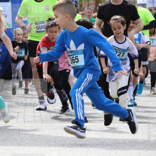 07.04.2024 - 43. Internationalen Wilhelmsburger Insellauf Strokosch-Dieckow http://msf.ph/oto/6064743 07.04.2024 13:04:49 Ziel 3107, 3108, 17, 26, 76, 89, 90, 94, 98, 168, 169, 177, 179, 180, 292, 296, 298, 299, 300, 301, 310, 312, 313, 316, 334, 336, 337, 340, 342, 390, 436, 447, 602, 604, 625, 631, 642, 645, 655, 664, 671, 674, 675, 680, 692, 693, 700, 701, 714, 715, 717, 718, 719, 721, 722, 726, 731, 735, 741, 742, 743, 751, 753, 762, 764, 766, 767, 768, 776, 893, 896, 897, 899, 900, 903, 905, 906, 910, 912, 914, 915, 916, 920, 921, 923, 924, 925, 934, 1060, 1070, 1120, 1137 meine-sportfotos.de