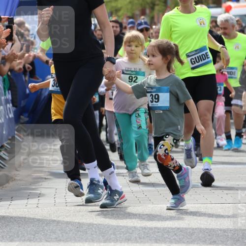 07.04.2024 - 43. Internationalen Wilhelmsburger Insellauf Strokosch-Dieckow http://msf.ph/oto/6064746 07.04.2024 13:04:47 Ziel 3107, 3108, 17, 26, 94, 98, 108, 169, 177, 179, 180, 292, 296, 301, 312, 334, 336, 337, 338, 339, 340, 342, 375, 390, 436, 445, 447, 602, 604, 625, 631, 642, 645, 655, 664, 671, 674, 675, 680, 692, 693, 700, 701, 712, 714, 715, 716, 717, 718, 719, 720, 721, 722, 724, 725, 726, 728, 729, 731, 735, 741, 742, 743, 744, 749, 750, 751, 753, 754, 897, 900, 903, 906, 910, 913, 914, 915, 916, 918, 920, 921, 923, 924, 925, 926, 1060, 1070, 1086, 1115, 1120, 1137 meine-sportfotos.de