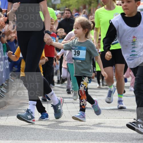 07.04.2024 - 43. Internationalen Wilhelmsburger Insellauf Strokosch-Dieckow http://msf.ph/oto/6064747 07.04.2024 13:04:47 Ziel 3107, 3108, 17, 26, 94, 98, 108, 169, 177, 179, 180, 292, 296, 301, 312, 334, 336, 337, 338, 339, 340, 342, 375, 390, 436, 445, 447, 602, 604, 625, 631, 642, 645, 655, 664, 671, 674, 675, 680, 692, 693, 700, 701, 712, 714, 715, 716, 717, 718, 719, 720, 721, 722, 724, 725, 726, 728, 729, 731, 735, 741, 742, 743, 744, 749, 750, 751, 753, 754, 897, 900, 903, 906, 910, 913, 914, 915, 916, 918, 920, 921, 923, 924, 925, 926, 1060, 1070, 1086, 1115, 1120, 1137 meine-sportfotos.de