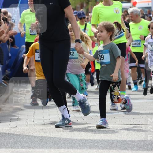 07.04.2024 - 43. Internationalen Wilhelmsburger Insellauf Strokosch-Dieckow http://msf.ph/oto/6064748 07.04.2024 13:04:47 Ziel 3107, 3108, 17, 26, 94, 98, 108, 169, 177, 179, 180, 292, 296, 301, 312, 334, 336, 337, 338, 339, 340, 342, 375, 390, 436, 445, 447, 602, 604, 625, 631, 642, 645, 655, 664, 671, 674, 675, 680, 692, 693, 700, 701, 712, 714, 715, 716, 717, 718, 719, 720, 721, 722, 724, 725, 726, 728, 729, 731, 735, 741, 742, 743, 744, 749, 750, 751, 753, 754, 897, 900, 903, 906, 910, 913, 914, 915, 916, 918, 920, 921, 923, 924, 925, 926, 1060, 1070, 1086, 1115, 1120, 1137 meine-sportfotos.de