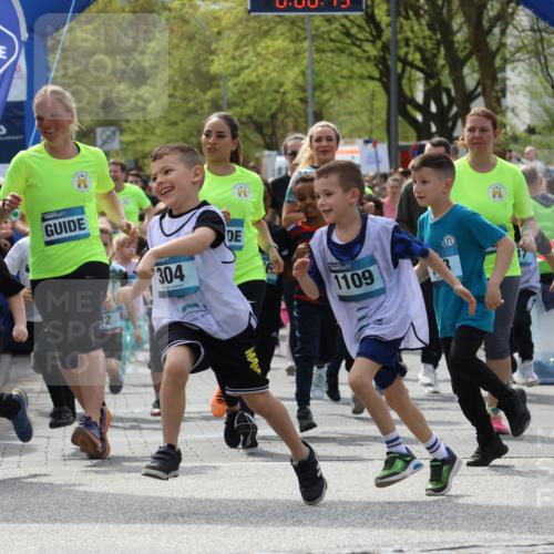 07.04.2024 - 43. Internationalen Wilhelmsburger Insellauf Strokosch-Dieckow http://msf.ph/oto/6064750 07.04.2024 13:04:43 Ziel 3107, 3108, 26, 37, 53, 108, 229, 334, 336, 337, 338, 339, 340, 342, 343, 365, 367, 375, 390, 399, 409, 411, 412, 414, 433, 436, 445, 447, 588, 602, 604, 605, 628, 642, 651, 680, 692, 712, 713, 715, 716, 717, 718, 719, 720, 721, 723, 724, 725, 726, 727, 728, 729, 730, 735, 742, 743, 744, 745, 746, 747, 748, 749, 750, 751, 752, 753, 754, 910, 913, 914, 915, 916, 918, 920, 921, 922, 923, 924, 925, 926, 1070, 1076, 1086, 1114, 1115, 1125, 1128 meine-sportfotos.de