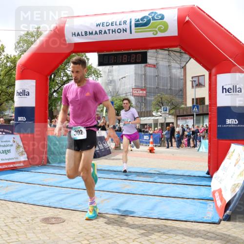05.05.2024 - 7. Wedeler Halbmarathon Strokosch-Dieckow http://msf.ph/oto/6222224 05.05.2024 11:18:19 Ziel 90, 302, 591, 908 meine-sportfotos.de