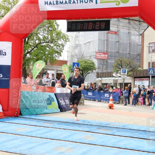 05.05.2024 - 7. Wedeler Halbmarathon Strokosch-Dieckow http://msf.ph/oto/6222243 05.05.2024 11:18:23 Ziel 591, 904, 908 meine-sportfotos.de