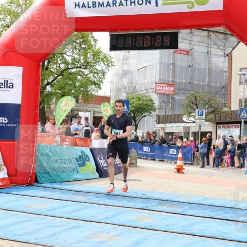 05.05.2024 - 7. Wedeler Halbmarathon Strokosch-Dieckow http://msf.ph/oto/6222246 05.05.2024 11:18:23 Ziel 591, 904, 908 meine-sportfotos.de