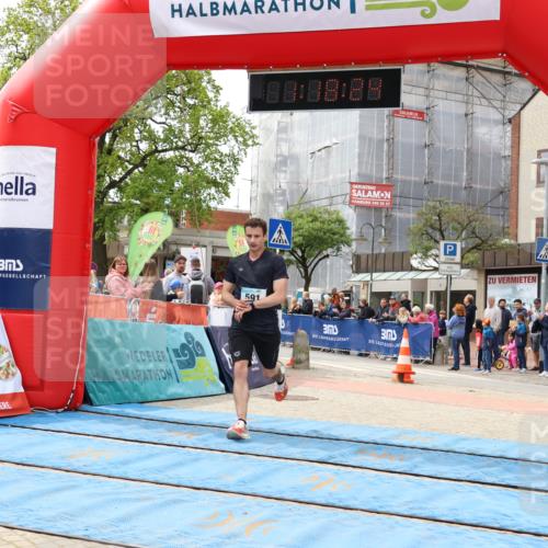 05.05.2024 - 7. Wedeler Halbmarathon Strokosch-Dieckow http://msf.ph/oto/6222248 05.05.2024 11:18:23 Ziel 591, 904, 908 meine-sportfotos.de
