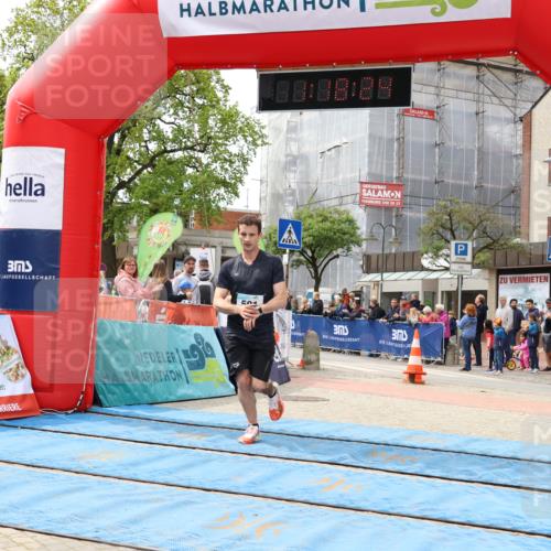 05.05.2024 - 7. Wedeler Halbmarathon Strokosch-Dieckow http://msf.ph/oto/6222251 05.05.2024 11:18:23 Ziel 591, 904, 908 meine-sportfotos.de