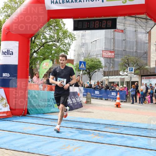 05.05.2024 - 7. Wedeler Halbmarathon Strokosch-Dieckow http://msf.ph/oto/6222260 05.05.2024 11:18:24 Ziel 591, 904, 908 meine-sportfotos.de