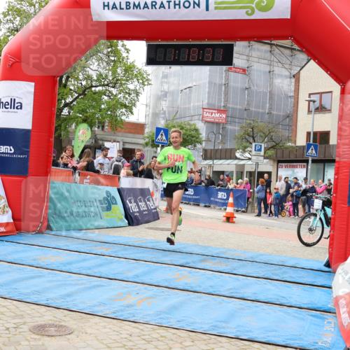 05.05.2024 - 7. Wedeler Halbmarathon Strokosch-Dieckow http://msf.ph/oto/6222286 05.05.2024 11:18:30 Ziel 904 meine-sportfotos.de