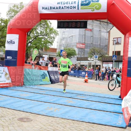 05.05.2024 - 7. Wedeler Halbmarathon Strokosch-Dieckow http://msf.ph/oto/6222291 05.05.2024 11:18:30 Ziel 904 meine-sportfotos.de