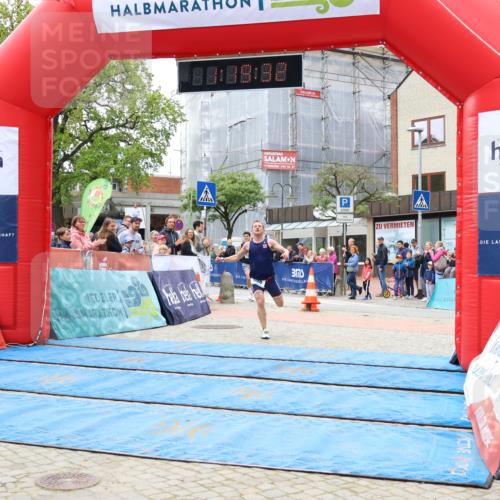 05.05.2024 - 7. Wedeler Halbmarathon Strokosch-Dieckow http://msf.ph/oto/6222433 05.05.2024 11:19:31 Ziel 568, 817 meine-sportfotos.de