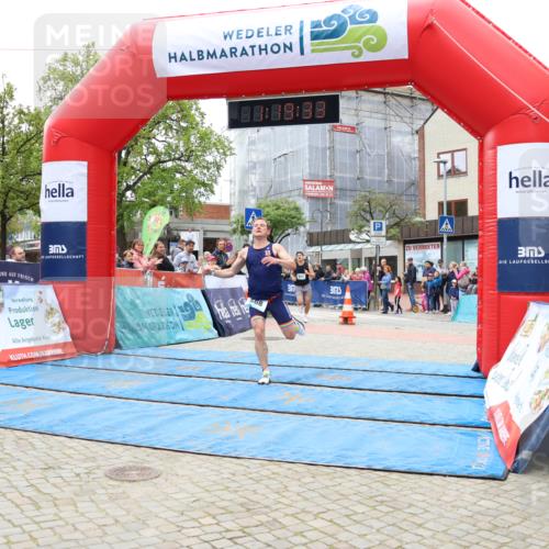 05.05.2024 - 7. Wedeler Halbmarathon Strokosch-Dieckow http://msf.ph/oto/6222454 05.05.2024 11:19:32 Ziel 568, 817 meine-sportfotos.de
