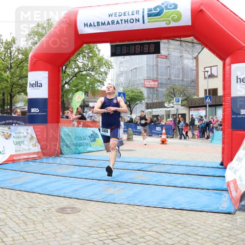 05.05.2024 - 7. Wedeler Halbmarathon Strokosch-Dieckow http://msf.ph/oto/6222467 05.05.2024 11:19:32 Ziel 568, 817 meine-sportfotos.de