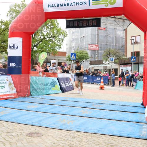 05.05.2024 - 7. Wedeler Halbmarathon Strokosch-Dieckow http://msf.ph/oto/6222496 05.05.2024 11:19:33 Ziel 568, 817 meine-sportfotos.de