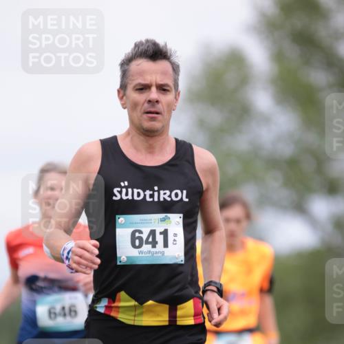 05.05.2024 - 7. Wedeler Halbmarathon H.Heesch http://msf.ph/oto/6222675 05.05.2024 11:09:24 Laufen 646, 641, 43 meine-sportfotos.de