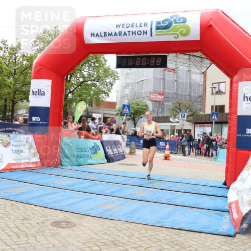 05.05.2024 - 7. Wedeler Halbmarathon Strokosch-Dieckow http://msf.ph/oto/6222728 05.05.2024 11:20:32 Ziel 534, 573, 784 meine-sportfotos.de