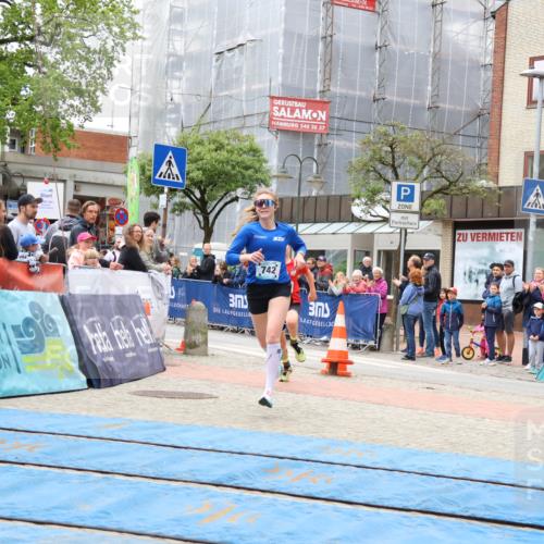 05.05.2024 - 7. Wedeler Halbmarathon Strokosch-Dieckow http://msf.ph/oto/6222962 05.05.2024 11:20:56 Ziel 742, 916, 917 meine-sportfotos.de