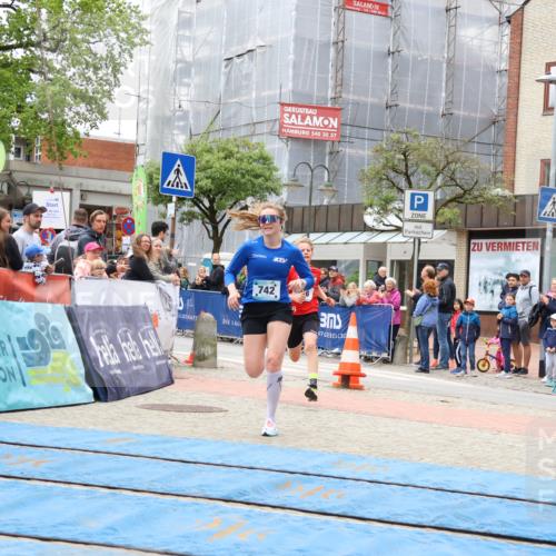 05.05.2024 - 7. Wedeler Halbmarathon Strokosch-Dieckow http://msf.ph/oto/6222967 05.05.2024 11:20:56 Ziel 742, 916, 917 meine-sportfotos.de