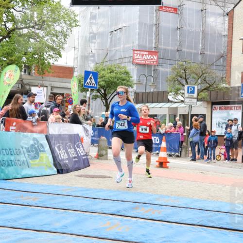 05.05.2024 - 7. Wedeler Halbmarathon Strokosch-Dieckow http://msf.ph/oto/6222973 05.05.2024 11:20:56 Ziel 742, 916, 917 meine-sportfotos.de