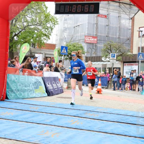 05.05.2024 - 7. Wedeler Halbmarathon Strokosch-Dieckow http://msf.ph/oto/6222979 05.05.2024 11:20:56 Ziel 742, 916, 917 meine-sportfotos.de