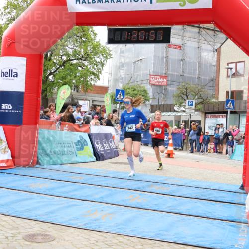05.05.2024 - 7. Wedeler Halbmarathon Strokosch-Dieckow http://msf.ph/oto/6222986 05.05.2024 11:20:56 Ziel 742, 916, 917 meine-sportfotos.de