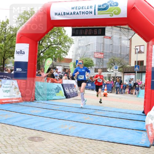05.05.2024 - 7. Wedeler Halbmarathon Strokosch-Dieckow http://msf.ph/oto/6222992 05.05.2024 11:20:56 Ziel 742, 916, 917 meine-sportfotos.de
