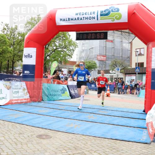 05.05.2024 - 7. Wedeler Halbmarathon Strokosch-Dieckow http://msf.ph/oto/6222998 05.05.2024 11:20:57 Ziel 742, 916, 917 meine-sportfotos.de