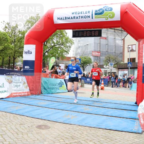 05.05.2024 - 7. Wedeler Halbmarathon Strokosch-Dieckow http://msf.ph/oto/6223004 05.05.2024 11:20:57 Ziel 742, 916, 917 meine-sportfotos.de