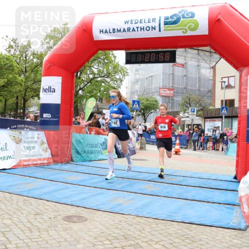 05.05.2024 - 7. Wedeler Halbmarathon Strokosch-Dieckow http://msf.ph/oto/6223011 05.05.2024 11:20:57 Ziel 742, 916, 917 meine-sportfotos.de