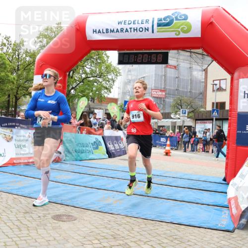 05.05.2024 - 7. Wedeler Halbmarathon Strokosch-Dieckow http://msf.ph/oto/6223017 05.05.2024 11:20:57 Ziel 742, 916, 917 meine-sportfotos.de