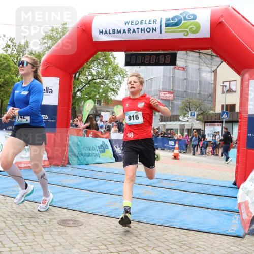 05.05.2024 - 7. Wedeler Halbmarathon Strokosch-Dieckow http://msf.ph/oto/6223023 05.05.2024 11:20:57 Ziel 742, 916, 917 meine-sportfotos.de