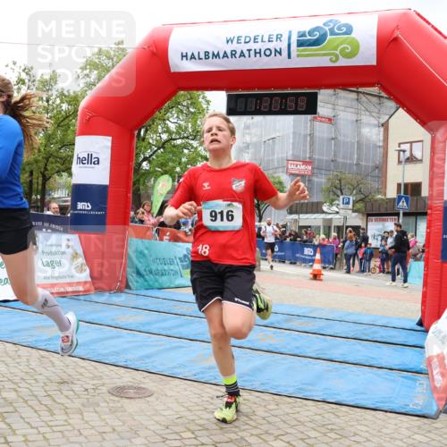 05.05.2024 - 7. Wedeler Halbmarathon Strokosch-Dieckow http://msf.ph/oto/6223030 05.05.2024 11:20:58 Ziel 742, 916, 917 meine-sportfotos.de
