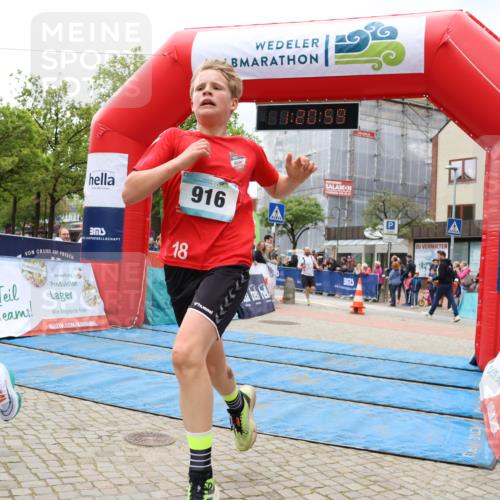 05.05.2024 - 7. Wedeler Halbmarathon Strokosch-Dieckow http://msf.ph/oto/6223036 05.05.2024 11:20:58 Ziel 742, 916, 917 meine-sportfotos.de