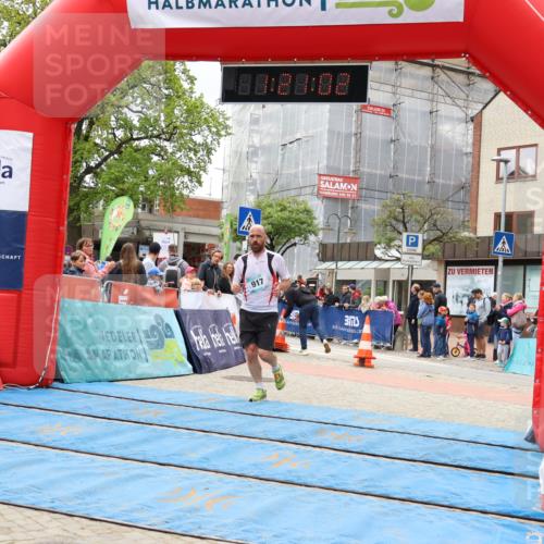 05.05.2024 - 7. Wedeler Halbmarathon Strokosch-Dieckow http://msf.ph/oto/6223050 05.05.2024 11:21:01 Ziel 917 meine-sportfotos.de